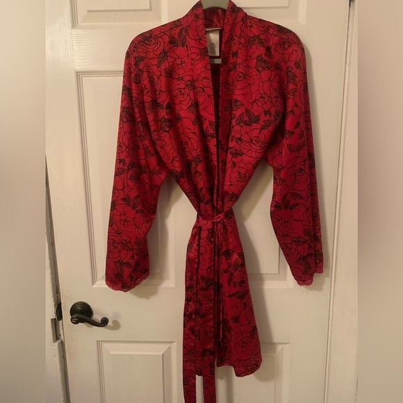 Red Robe With Black Roses - Size Large - Knee Length - Picture 1 of 5